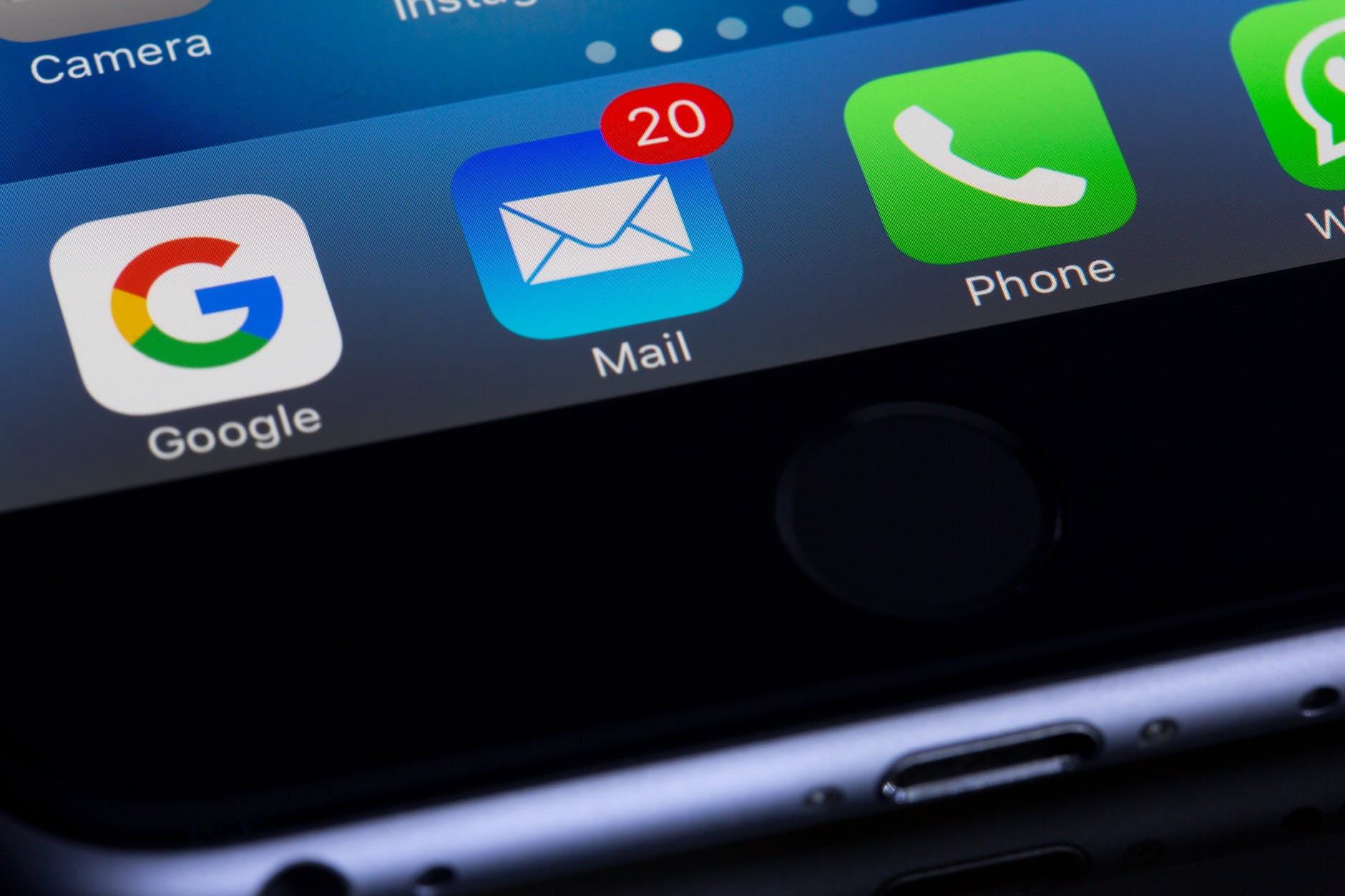 email notification listing 20 unread emails in Mail