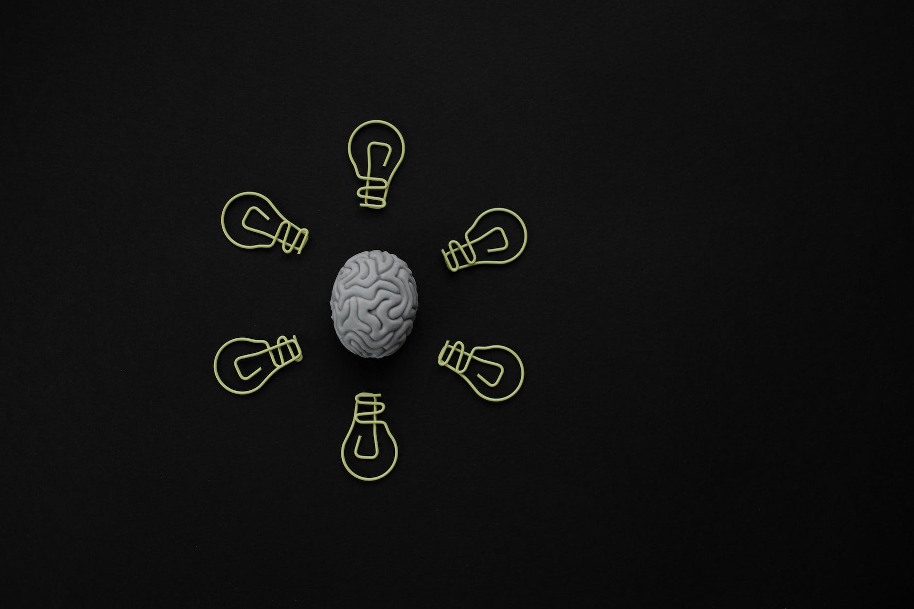 brain and idea bubbles surrounding it